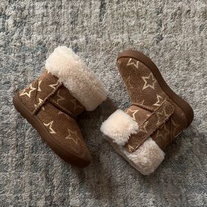 Brown Star Pattern Shearling Boots